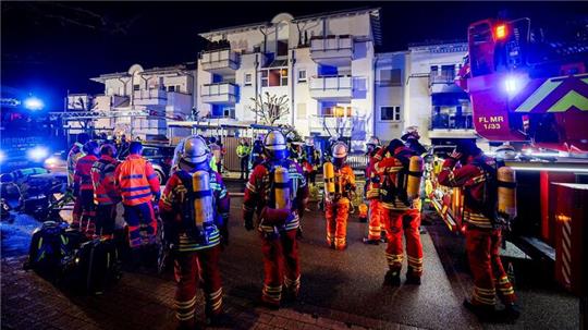 Bei einem Feuer in einem Mehrfamilienhaus in Baden-Württemberg sind drei Menschen ums Leben gekommen.