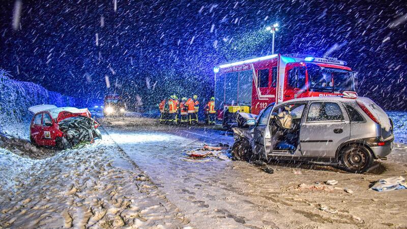 Wintereinbruch bringt den Verkehr ins Schleudern Bei einem Frontalzusammenstoß auf schneeglatter Straße ist ein 71 Jahre alter Mann im Landkreis Schwäbisch Hall ums Leben gekommen.