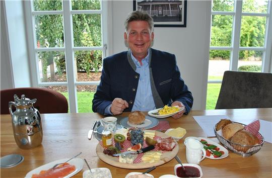 Bei einem Frühstück in der Zimmerei zieht Noch-Bürgermeister Dierk Heins Bilanz. Foto: Lohmann