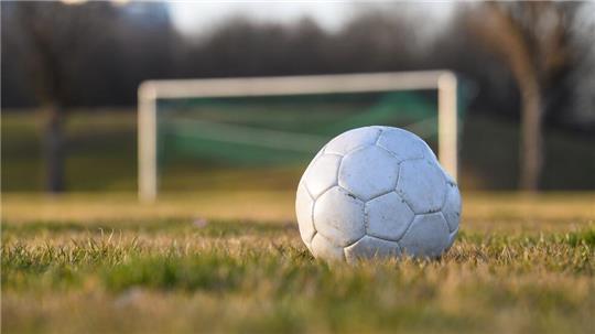 Bei einem Fußballspiel in Krogaspe im Kreis Rendsburg-Eckernförde ist es zu einer Massenschlägerei gekommen. (Symbolbild).