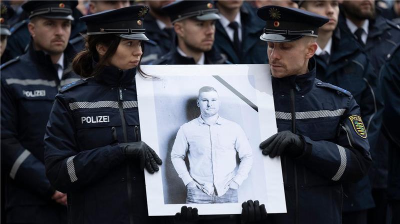 Bei einem Gedenkgottesdienst hatten Polizisten und Polizistinnen ihres getöteten Kollegen gedacht. (Archivbild)