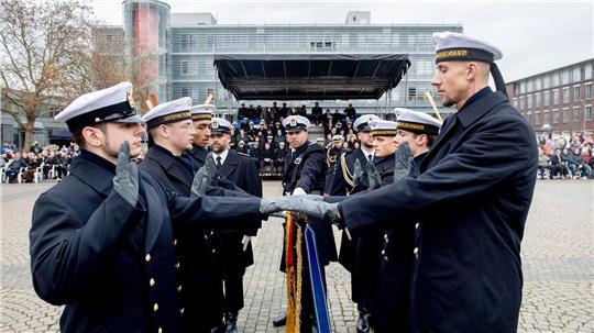 Bei einem Gelöbnis in Wilhelmshaven wurden 84 neue Rekruten vereidigt.