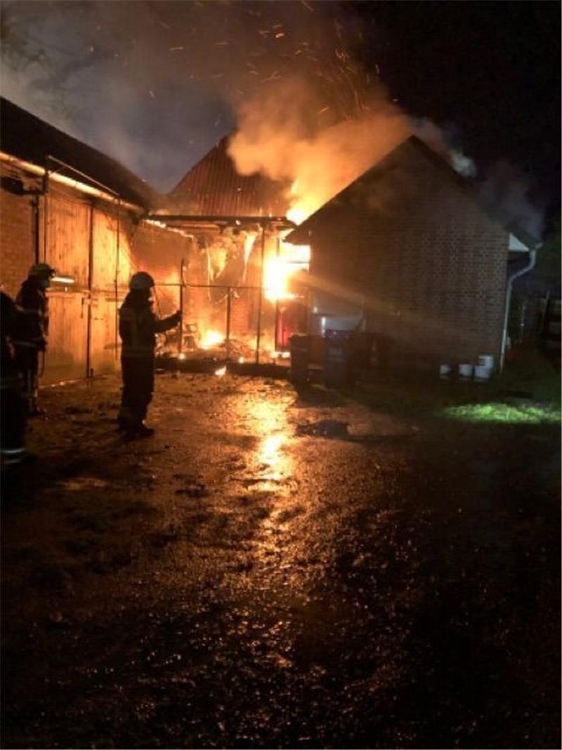 Bei einem Großbrand an der L 130 in Sauensiek ist ein Sachschaden von knapp 400.000 Euro entstanden. Foto: Polizei