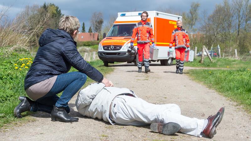 Erste Hilfe: Kann ich wirklich nichts falsch machen? Bei einem Herzstillstand ist schnelles Handeln gefragt – die Zeit bis zum Eintreffen des Rettungsdienstes ist entscheidend.