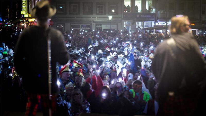 Bei einem Konzert der Kölner Band Brings in der Düsseldorfer Altstadt halten die Fans ihre Handylichter hoch.