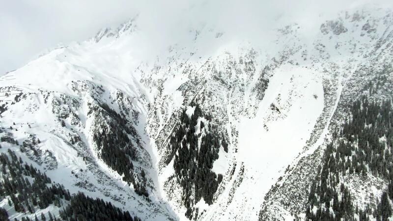 Zwei Männer aus Bayern von Lawinen erfasst Bei einem Lawinenabgang in Österreich ist ein Wanderer ums Leben gekommen (Symbolbild).