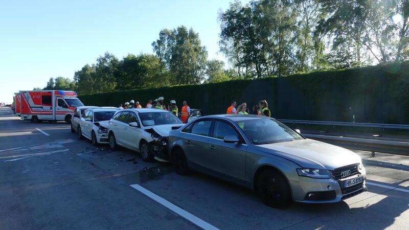 A27: Sechs Verletzte bei Massenkarambolage Bei einem Massen-Crash auf der A27 gab es sechs Verletzte und einen Sachschaden von 75.000 Euro.