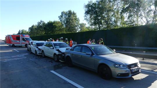 Bei einem Massen-Crash auf der A27 gab es sechs Verletzte und einen Sachschaden von 75.000 Euro.