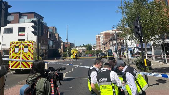 Bei einem Messerangriff wurden zwei Menschen verletzt.