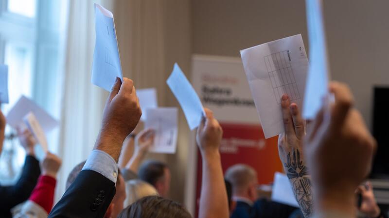 Bei einem Parteitag in Oldenburg haben Mitglieder des Bündnisses Sahra Wagenknecht (BSW) den BSW-Landesverband Niedersachsen gegründet. Zur Veranstaltung kamen rund 50 Mitglieder.