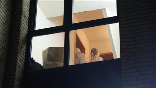 Bei einem Polizeieinsatz in Hamburg ist eine Frau wegen des Verdachts festgenommen worden, einen Mann getötet zu haben.