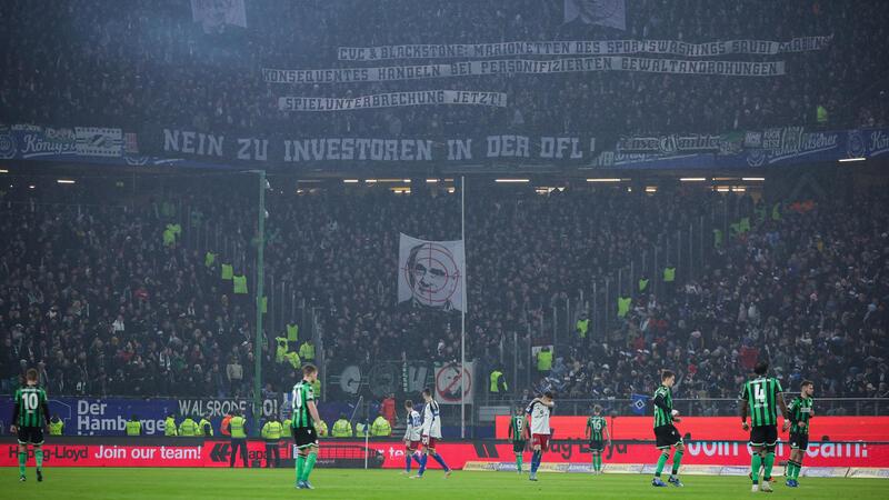 HSV-Spiel wegen Fan-Protesten vor Abbruch: 96-Trainer Stefan Leitl äußert sich deutlich Bei einem Protest der Fans von Hannover 96 wird ein Banner mit der Aufschrift "Nein zu Investoren in der DFL!" gezeigt.