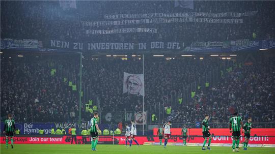 Bei einem Protest der Fans von Hannover 96 wird ein Banner mit der Aufschrift "Nein zu Investoren in der DFL!" gezeigt.