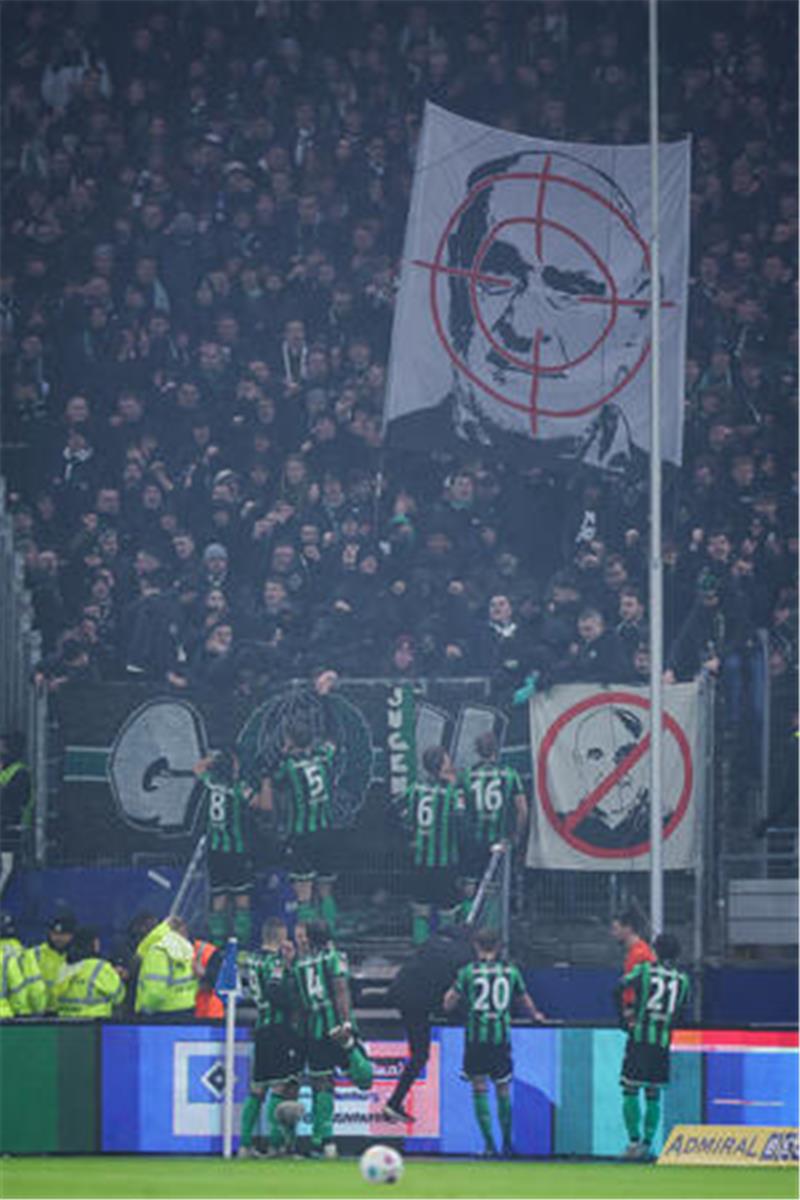 Bei einem Protest der Fans von Hannover 96 wird ein Banner mit dem Gesicht vom Geschäftsführer des Fußball-Zweitligisten Hannover 96, M. Kind, mit einem Fadenkreuz gezeigt.