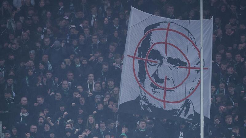 Fan-Protest mit Fadenkreuz-Plakaten in Hamburg: So gehen die Schiedsrichter damit um Bei einem Protest der Fans von Hannover 96 wird ein Banner mit dem Gesicht vom Geschäftsführer des Fußball-Zweitligisten Hannover 96, M. Kind, mit einem Fadenkreuz gezeigt.