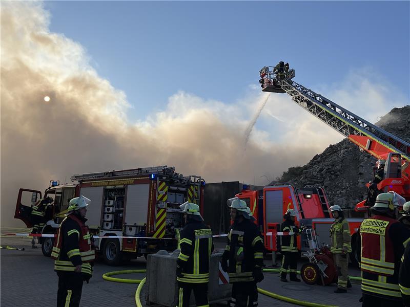 Bei einem Recyclingunternehmen in Düdenbüttel ist ein Großfeuer ausgebrochen. Fotos: Vasel