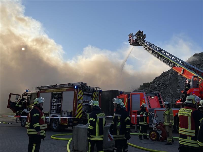 Großfeuer bei Recyclingunternehmen in Düdenbüttel Bei einem Recyclingunternehmen in Düdenbüttel ist ein Großfeuer ausgebrochen. Fotos: Vasel