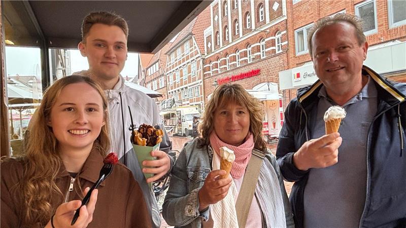 Bei einem Regenschauer finden diese Festbesucher Schutz unter dem Vordach eines Geschäftes in der Fußgängerzone. Laura Menderake (von links), Marvon Kucharczyk, Katrin Mederake und Thomas Hinrichs spazieren am Sonnabendnachmittag durch die Buxtehuder Altstadt.