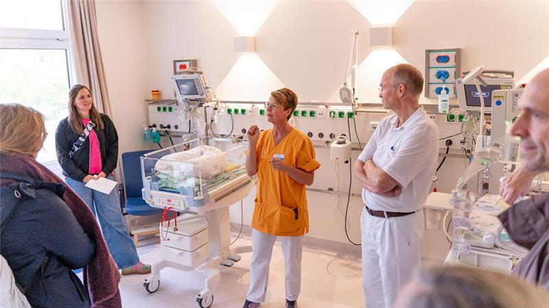 Bei einem Rundgang konnten Spender, niedergelassene Ärzte und einige Kollegen die Räume des Mutter-Kind-Zentrums besichtigen.