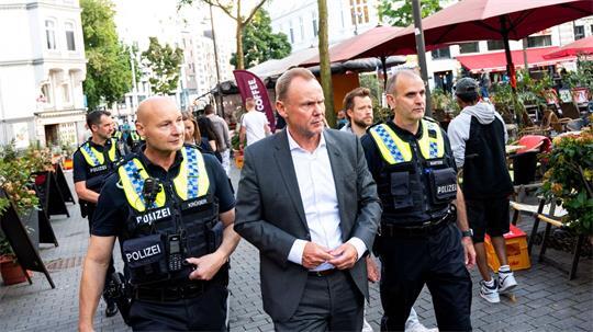 Bei einem Rundgang machte sich Hamburgs Innensenator, Andy Grote, ein Bild von der Lage in St. Georg.
