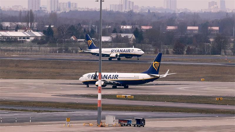 Bei einem Ryanair-Flug brach unterwegs eine Scheibe, Passagieren zufolge geriet ein Passagier in Not. (Symbolbild)