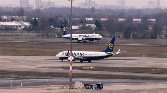 Bei einem Ryanair-Flug brach unterwegs eine Scheibe, Passagieren zufolge geriet ein Passagier in Not. (Symbolbild)