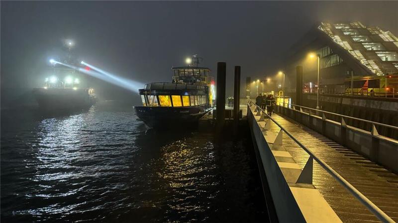 Schubverband stößt auf Elbe gegen Fähre - Elf Verletzte Bei einem Schiffsunfall auf der Elbe ist ersten Erkenntnissen zufolge auch ein Mensch lebensgefährlich verletzt worden.
