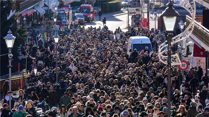 Bei einem Schweigemarsch in Crans-Montana wird an die jungen Opfer der Katastrophe erinnert.