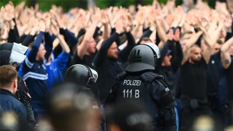 Bei einem Spiel im Mai 2024 sicherten Polizisten den Fanmarsch der HSV-Anhänger. 