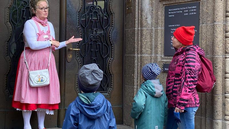 Buxtehudes verkehrte Welt: Wenn Glocken bellen und Uhren zweimal 12 Uhr läuten Bei einem Stadtrundgang durch Buxtehude darf das Historische Rathaus nicht fehlen.