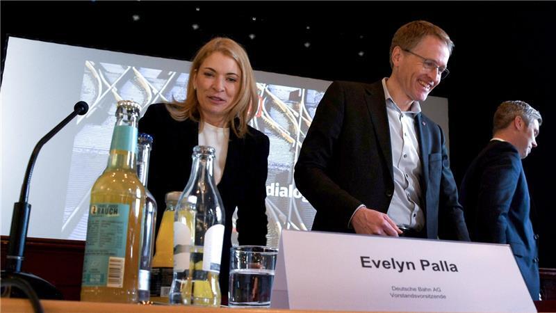 Bei einem Treffen in Westerland ging es auch um Pünktlichkeit und zwei durchgehende Gleise auf der ruckelnden Marschbahnstrecke von und nach Sylt.