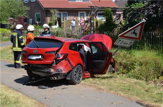 Bei einem Überholmanöver krachte ein 61-Jähriger aus Oerel in die Seite eines anderen Fahrzeugs. Der 28-jährige Fahrer und sein zehnjähriger Sohn wurden schwer verletzt. Fotos: Polizei Stade