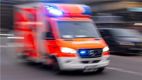 Bei einem Unfall am Freitagabend werden drei Menschen verletzt. Feuerwehr und Rettungsdienst waren vor Ort. (Symbolbild)