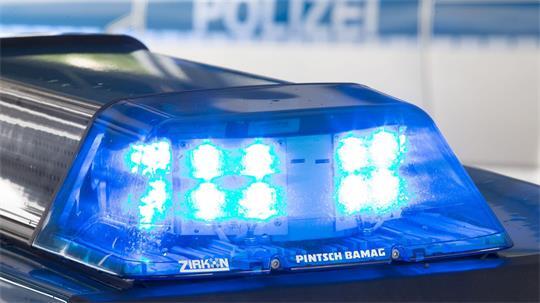 Bei einem Unfall auf der A 28 werden drei Insassen verletzt. (Symbolbild)