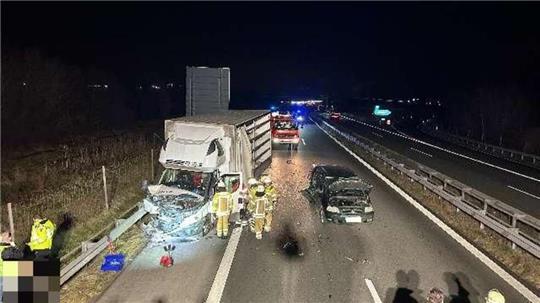 Bei einem Unfall auf der A26 wurde eine Person leicht verletzt.