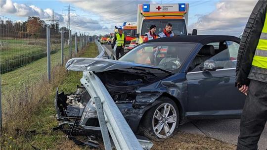 Bei einem Unfall auf der A26 zwischen den Anschlussstellen Buxtehude und Jork wurden drei Menschen teils schwer verletzt.