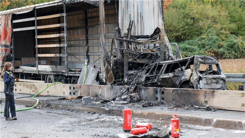 Toter bei Unfall auf A59 - Brennende Fahrzeuge und Sperrung Bei einem Unfall auf der A59 bei Köln ist ein Mensch getötet worden.