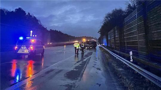 Bei einem Unfall auf der Autobahn 1 ist ein Mann gestorben, zwei weitere wurden schwer verletzt.