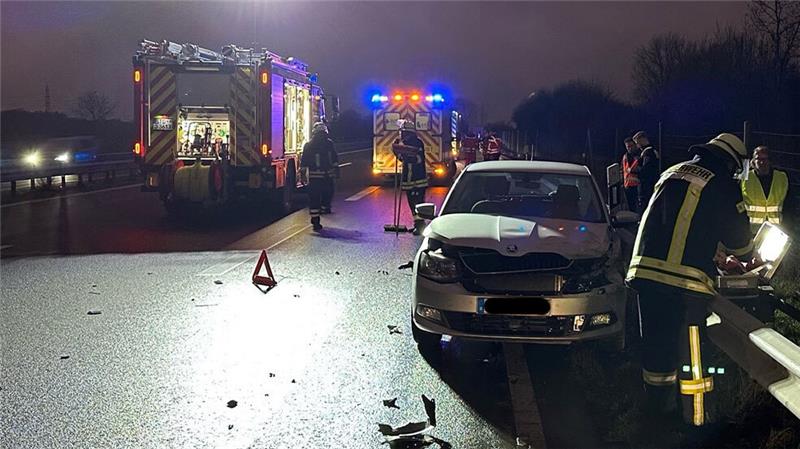 Drei Menschen bei Unfall auf der A26 verletzt Bei einem Unfall auf der Autobahn 26 gab es drei Verletzte. Foto: Feuerwehr Horneburg