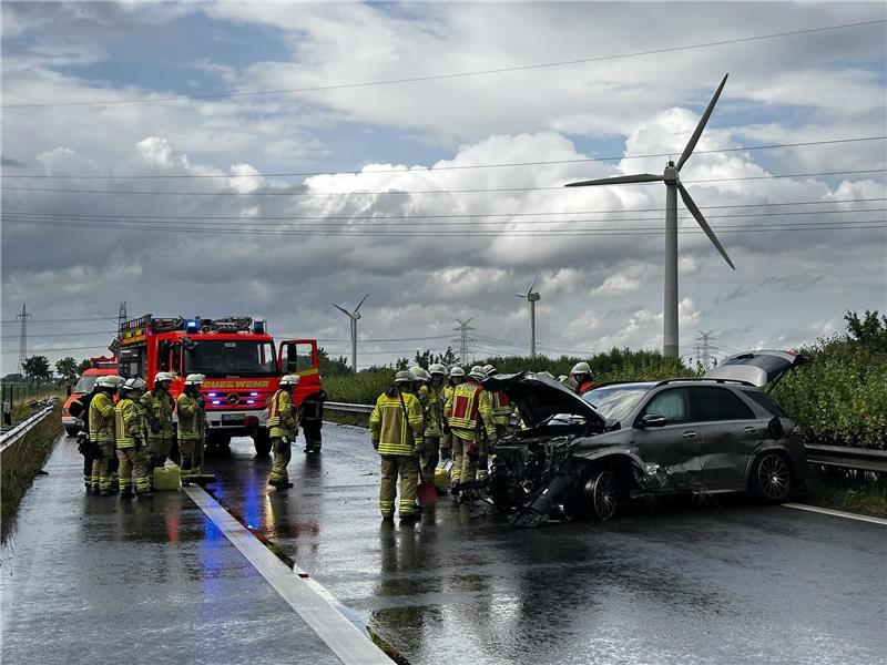 Unfall auf der A26: Auto fährt bei Dollern mehrmals in die Leitplanken Bei einem Unfall auf der Autobahn 26 von Stade nach Hamburg ist ein Auto in die Leitplanken gefahren. Foto: Feuerwehr Stade