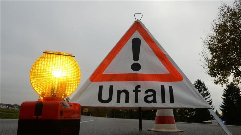 Autofahrer weicht Wildtier aus – lebensgefährlich verletzt Bei einem Unfall auf der B 430 ist ein Van-Fahrer gegen einen Baum gefahren und schwer verletzt worden. (Archivbild)