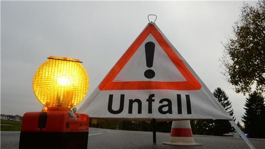 Bei einem Unfall auf der B 430 ist ein Van-Fahrer gegen einen Baum gefahren und schwer verletzt worden. (Archivbild)