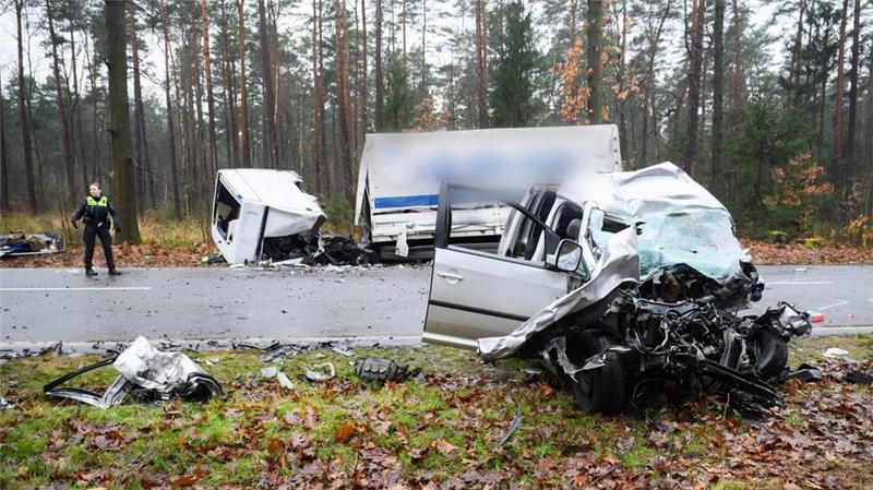 Bei einem Unfall auf der B214 sterben zwei Menschen.