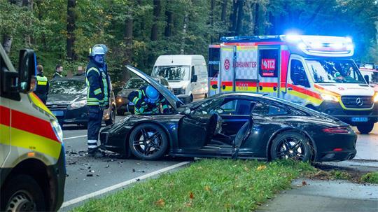 Bei einem Unfall auf der B3 in Wenzendorf wurden drei Menschen verletzt.