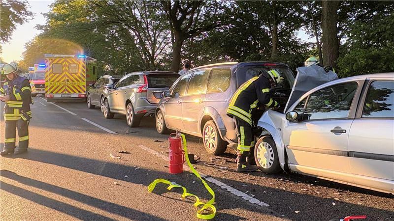 Bei einem Unfall auf der B73 im Landkreis Stade sind am Mittwoch zwei Menschen verletzt worden.
