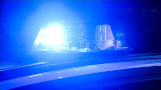 Bei einem Unfall auf der Bundesstraße 3 werden drei Menschen verletzt, zwei davon schwer. (Symbolbild)