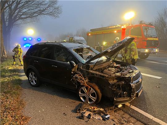 Bei einem Unfall auf der Bundesstraße 73 bei Stade wurde am Donnerstagmorgen eine Frau schwer verletzt. Foto: Vasel