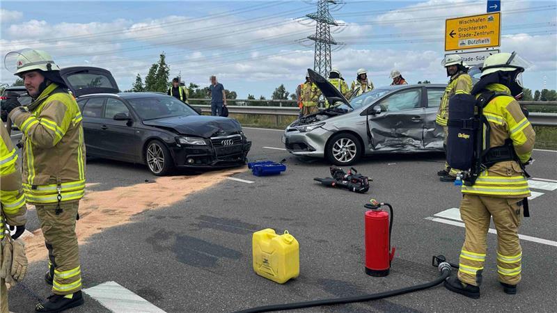 Bei einem Unfall auf der L111 in Stade am Mittwochnachmittag sind zwei Menschen verletzt worden.