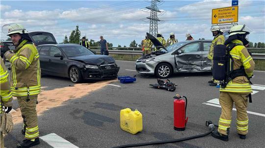 Bei einem Unfall auf der L111 in Stade am Mittwochnachmittag sind zwei Menschen verletzt worden.