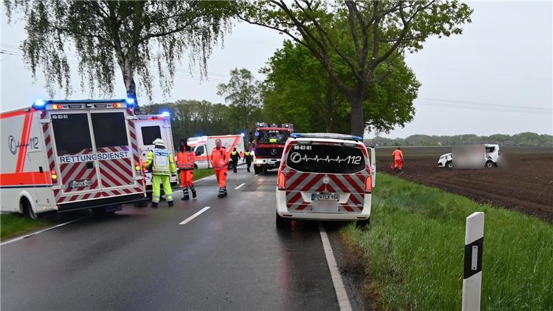 Bei einem Unfall auf der L131 im Landkreis Rotenburg starben zwei der vier Insassen eines Transporters.